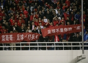 米兰体育馆-经过几轮激烈角逐，一支球队夺得胜利