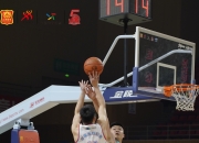 米兰体育竞技-篮球明星在场上发挥出色协助球队获胜