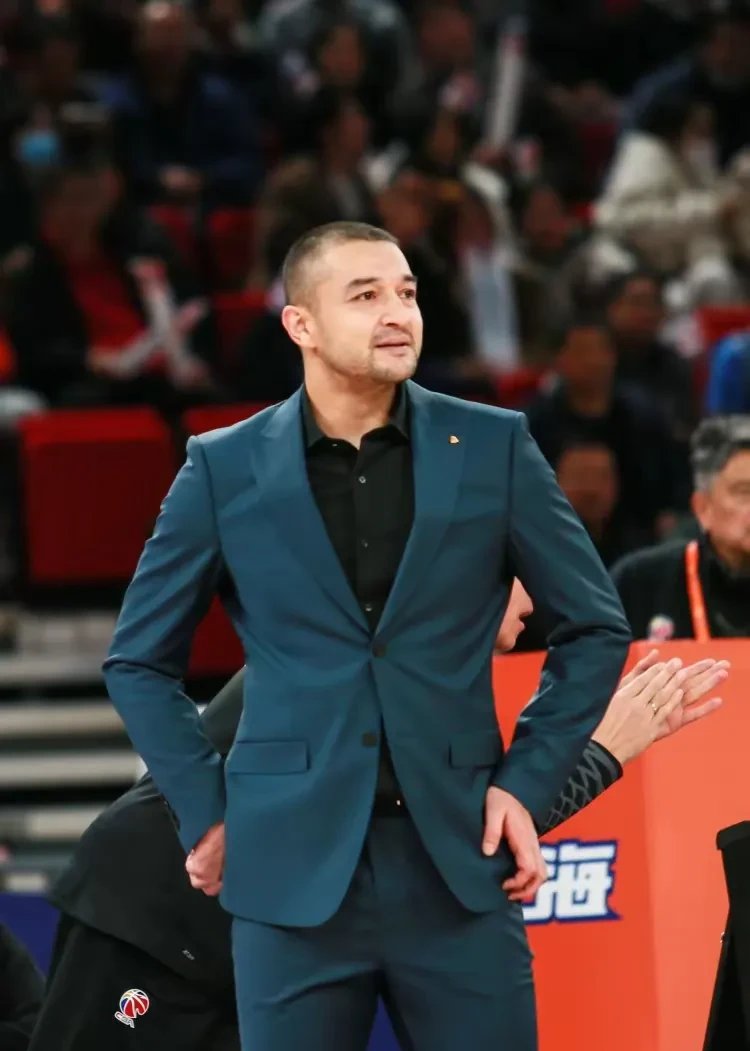 凭借一波上海队，CBA季后赛成功逆转，现场教练席炸锅的简单介绍