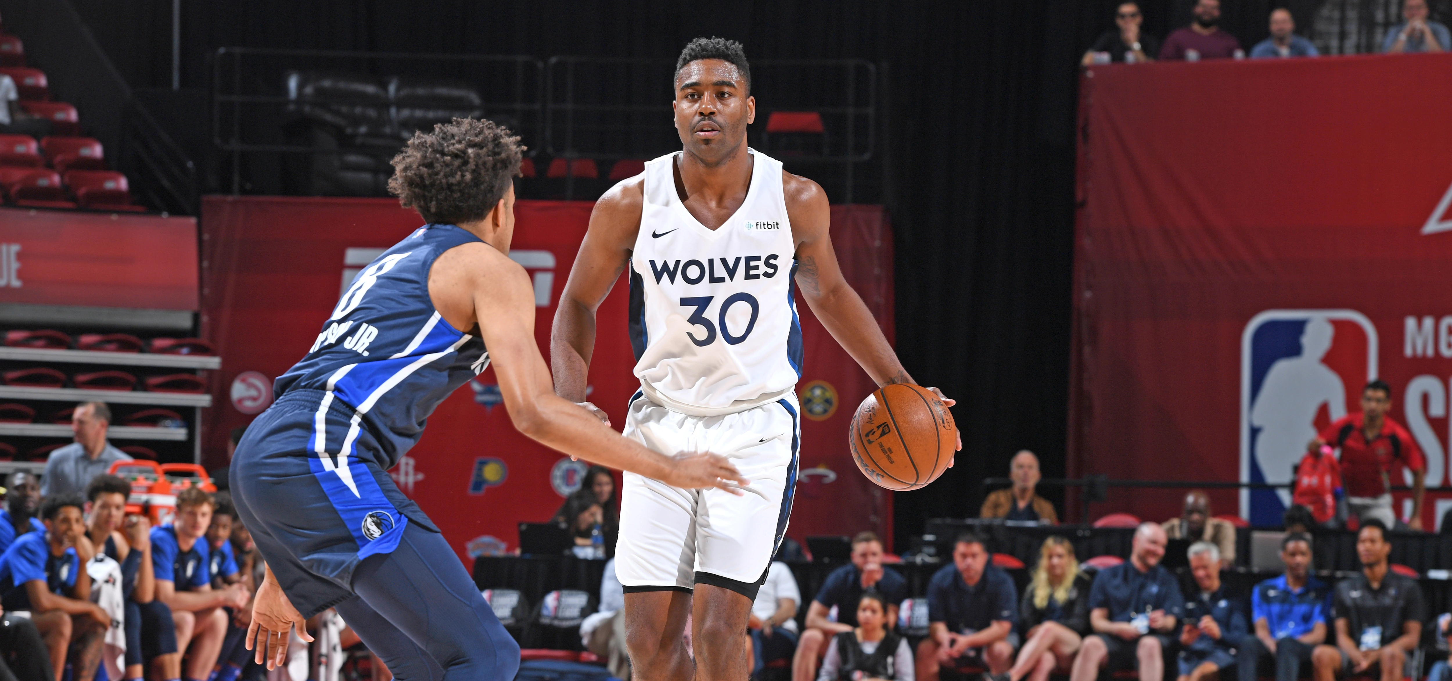 瓦朗谢纳球迷欢呼，球队发挥出色稳定排名的简单介绍