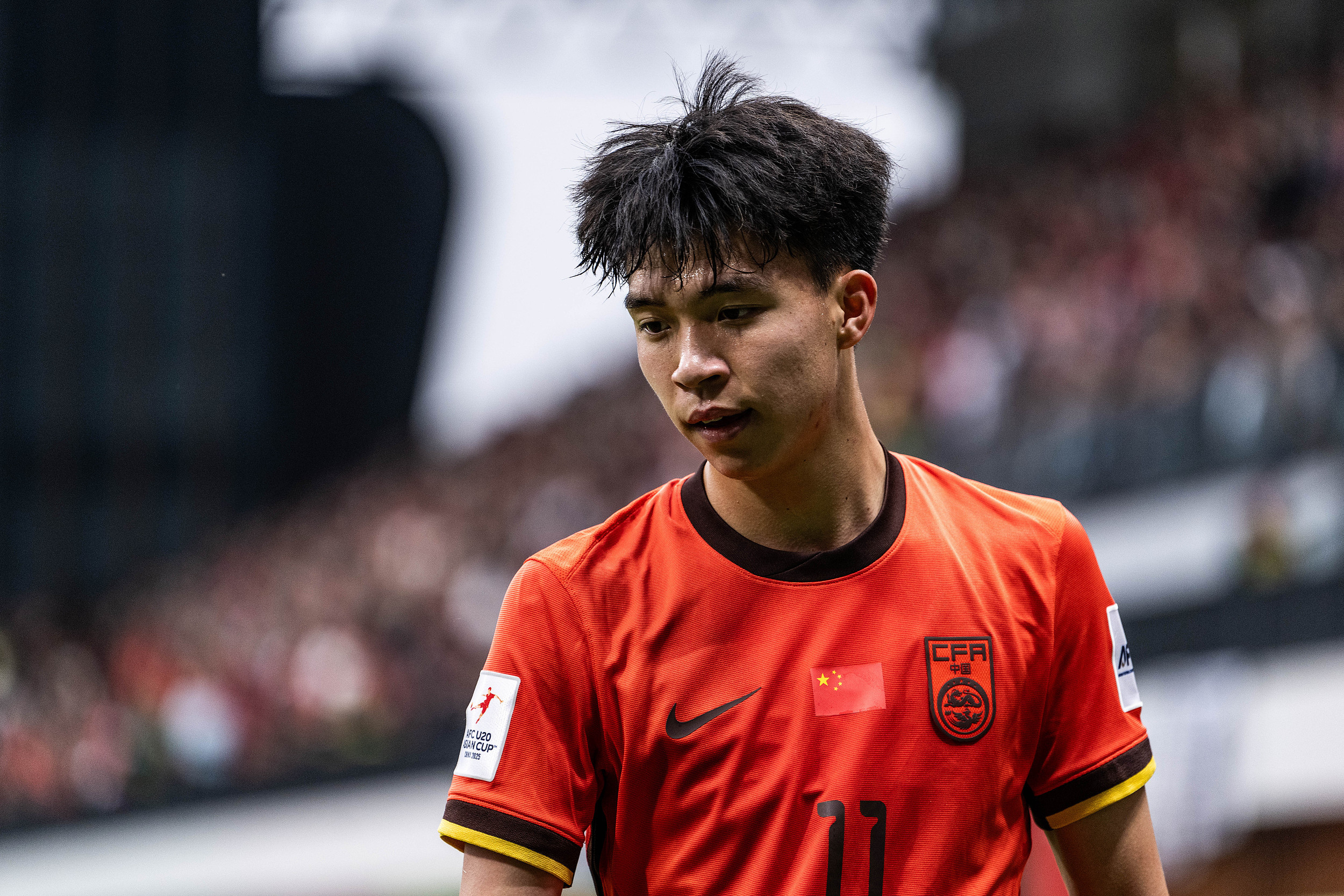 国足备战热身赛，足球迷期盼球队再度绽放