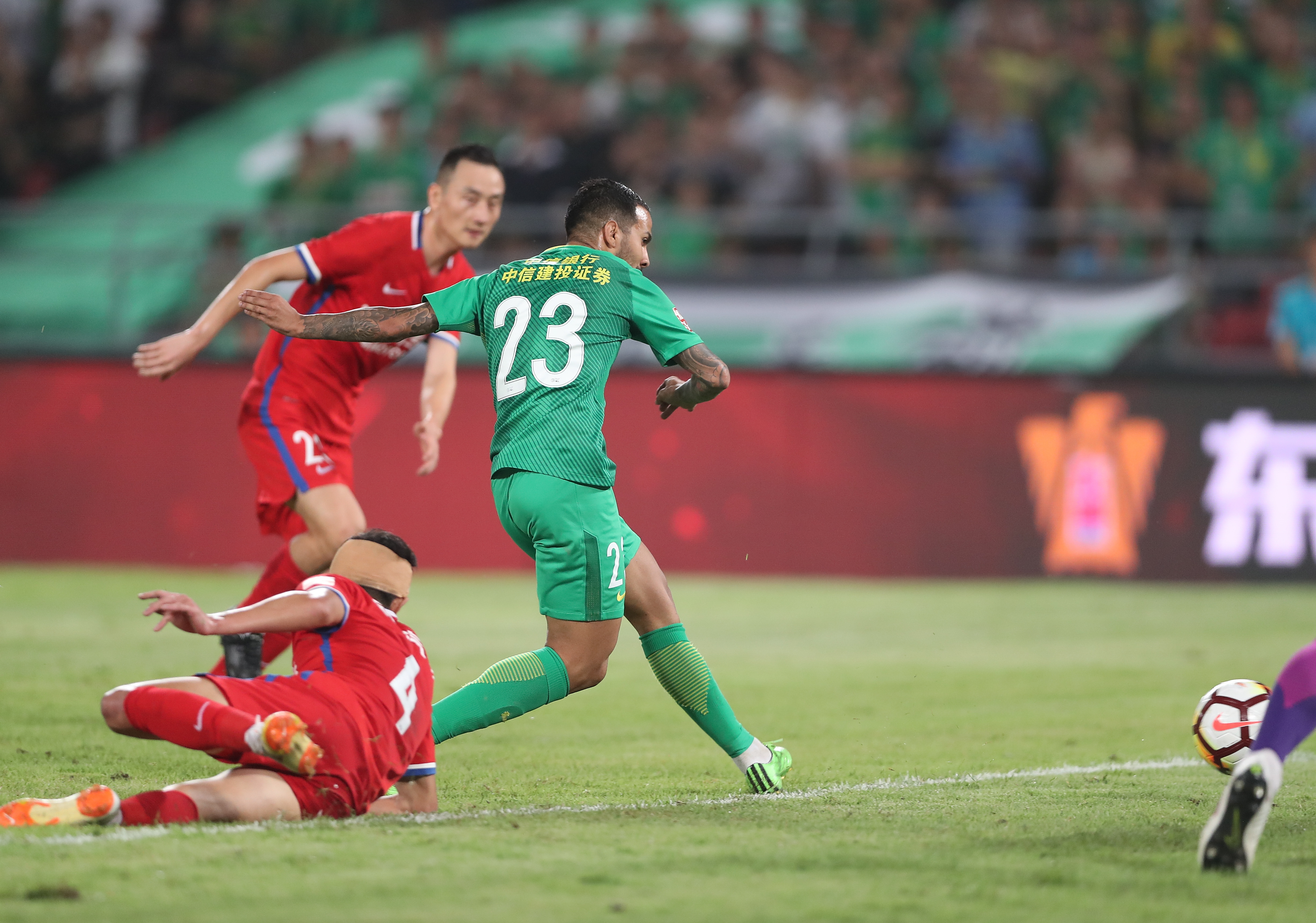 关于北京国安对抗重庆斯威，胶着激烈斗争的信息