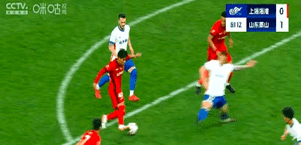 裁判判罚引争议球迷热议赛场公正与否