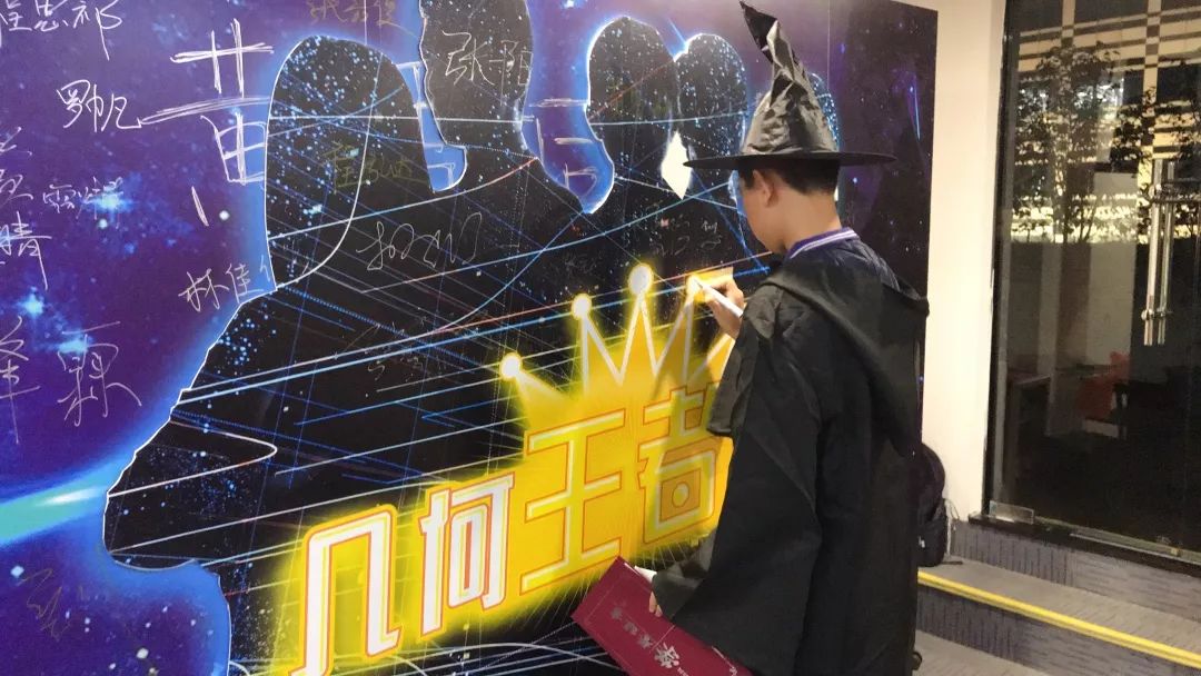 包含足球明星披荆斩棘，突破重围向冠军征程进发的词条