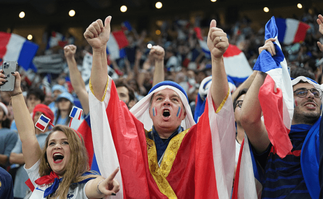 激烈竞技赛事引发球迷热议,场上精彩瞬间回顾 激烈竞技赛事引发球迷热议,场上精彩瞬间回顾