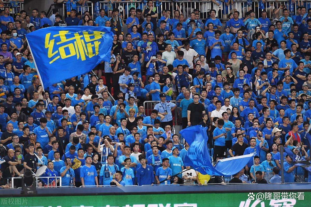 比赛现场氛围火爆！球迷激情助威！