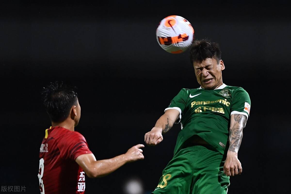 战术犯错，球员个人表现高开低走，团队士气受打击！