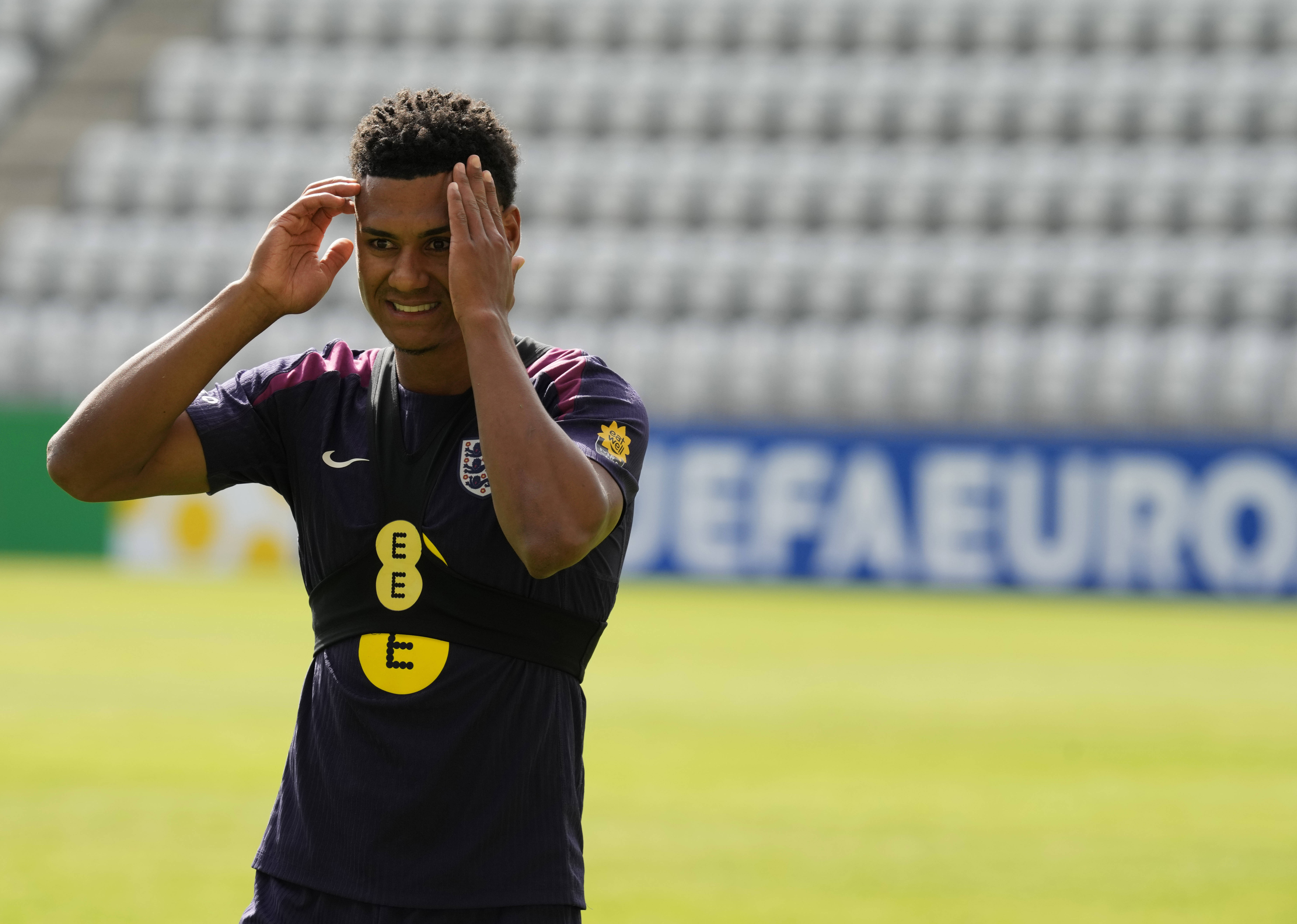 英格兰球迷为国家队举行庆祝会议