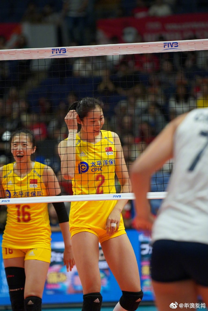 包含强强对话：女足球队迎战强劲对手，展现实力的词条