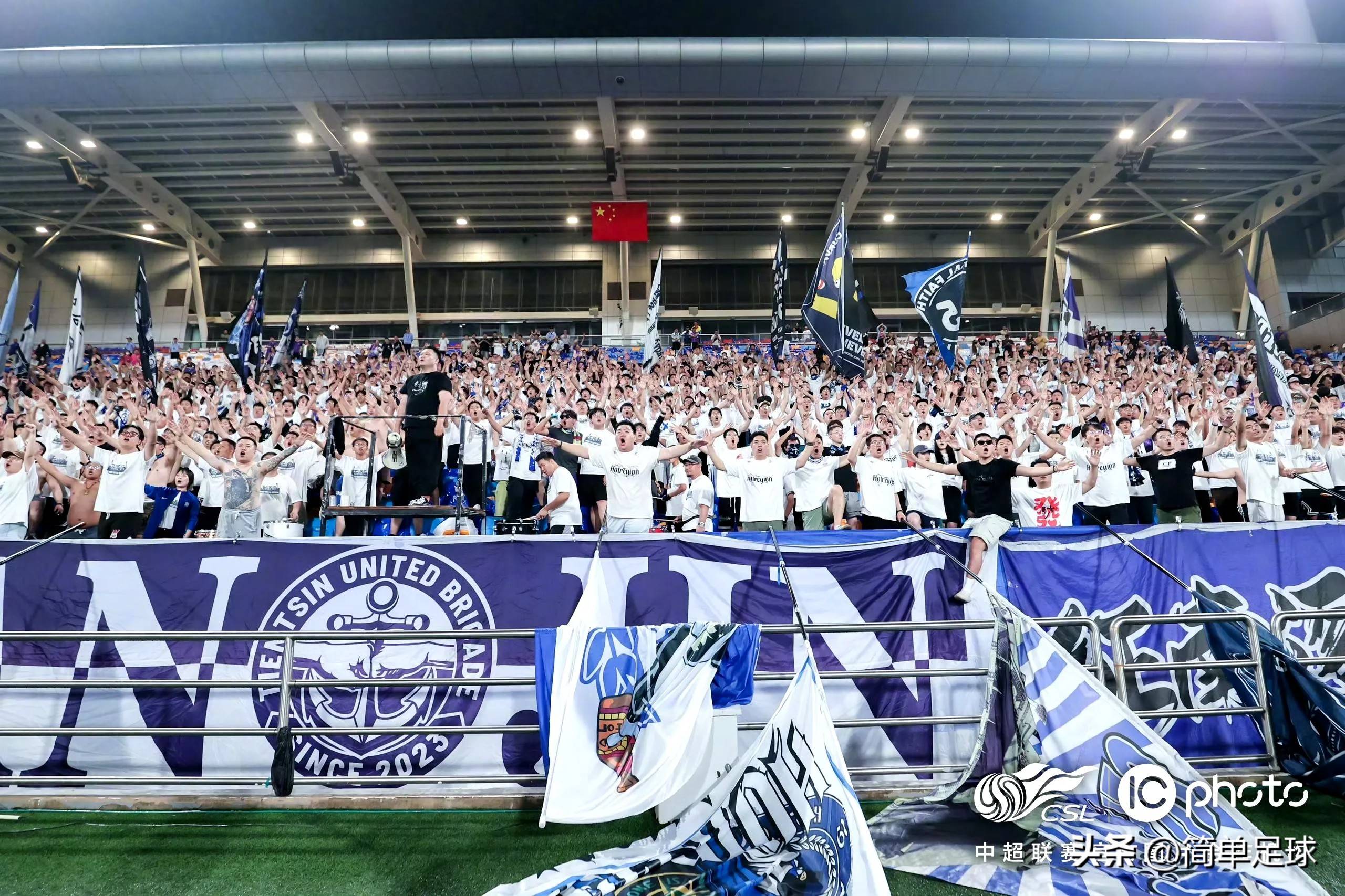 天津先行者球迷聚集观战，为球队加油喝彩