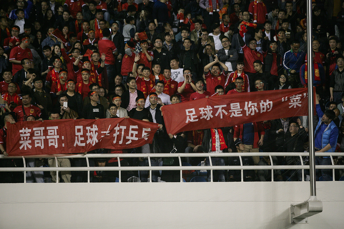 经过几轮激烈角逐，一支球队夺得胜利